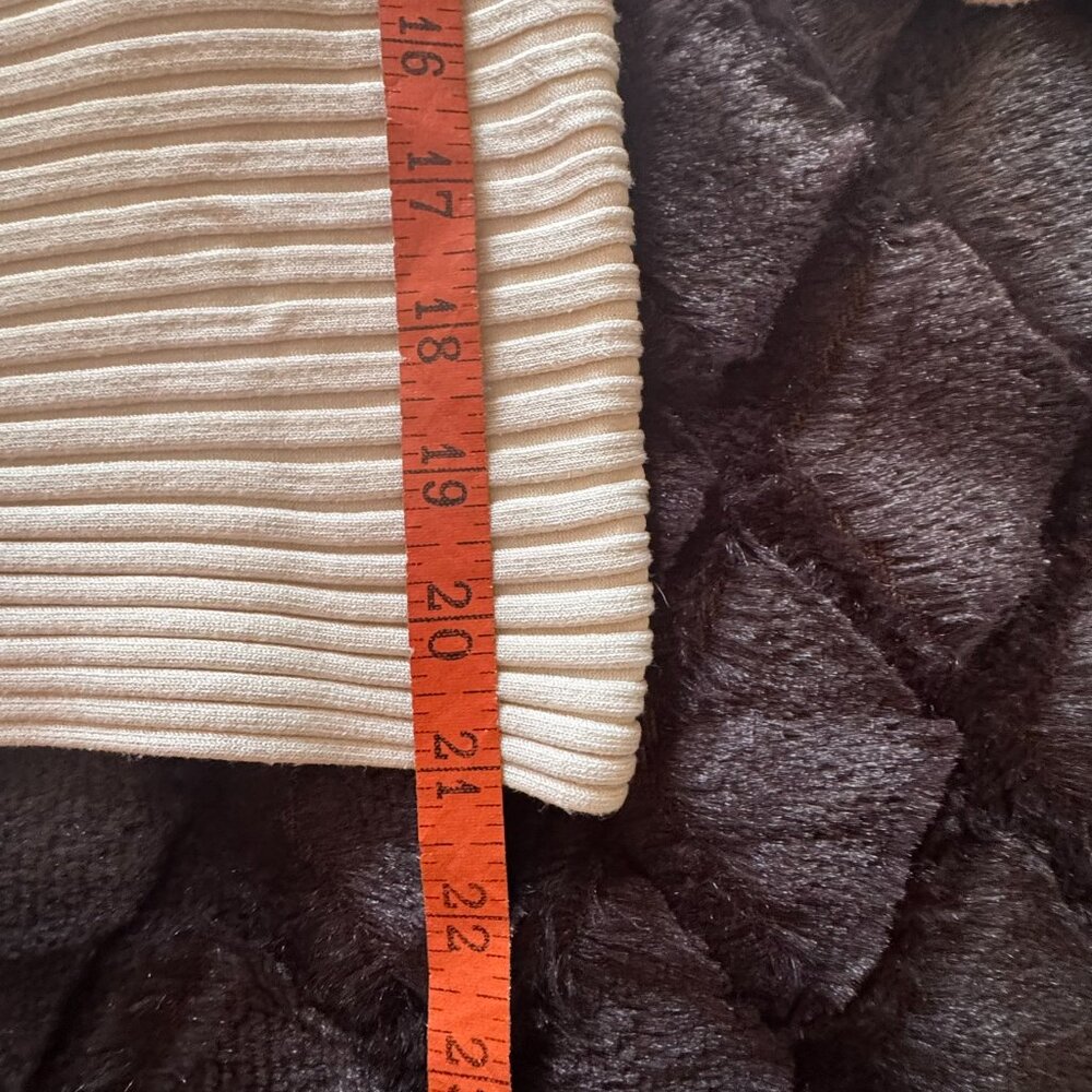 Wayne Rogers Silk/spandex sweater; Size Medium - Picture 9 of 9
